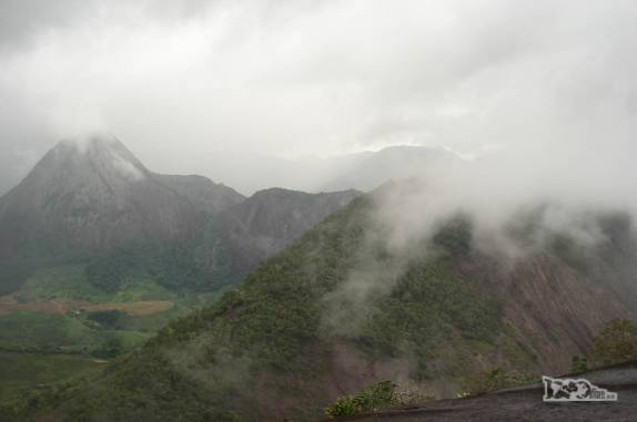 Tempo nublado na grandiosa paisagem da região de Pancas, nos Pontões Capixabas, noroeste do Espírito Santo (foto de Dez/2008)